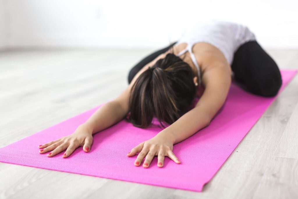 ¿Qué es el yoga restaurativo? origen, practica y beneficios